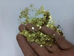 Az açık sarı hologramlı varak görünümlü kırpı