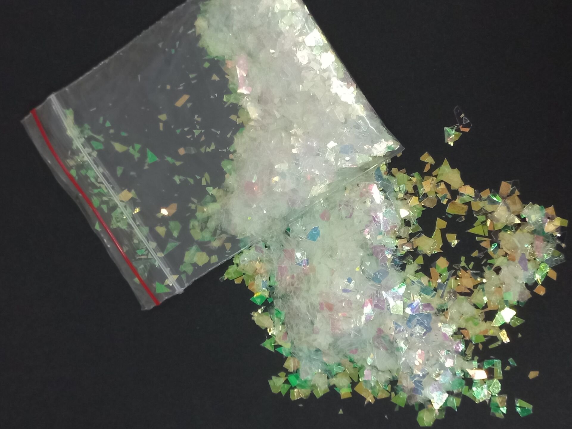 Beyaz hologramlı varak görünümlü kırpı